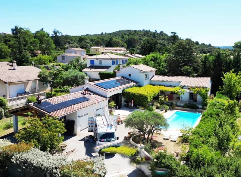 Panneaux solaires installés à Aix-en-Provence sous un ciel ensoleillé