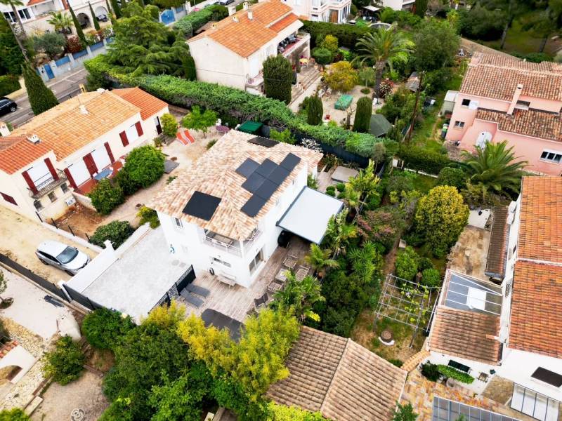 Toiture équipée de panneaux solaires à Toulon pour l’autoconsommation énergétique