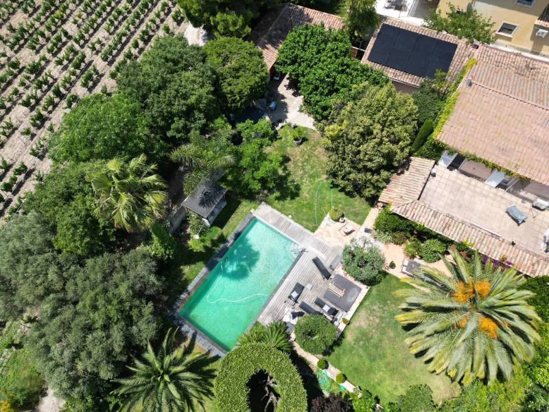 Maison avec piscine et panneaux solaires entourée de vignes près d’Avignon