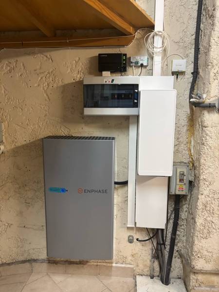 Installation de batterie de stockage Enphase IQ 5P dans une maison à Toulon dans le Var