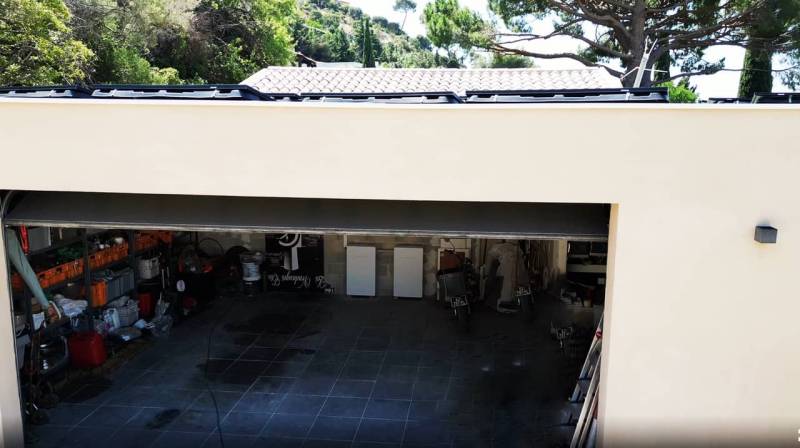 Vue rapprochée d’une installation murale de batteries Atmoce dans un garage résidentiel en région PACA.