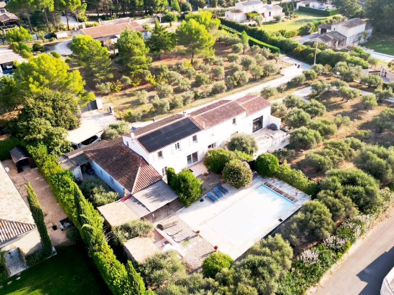 Maison familiale à Avignon avec panneaux solaires Sunpower en toiture et jardin arboré d’oliviers.