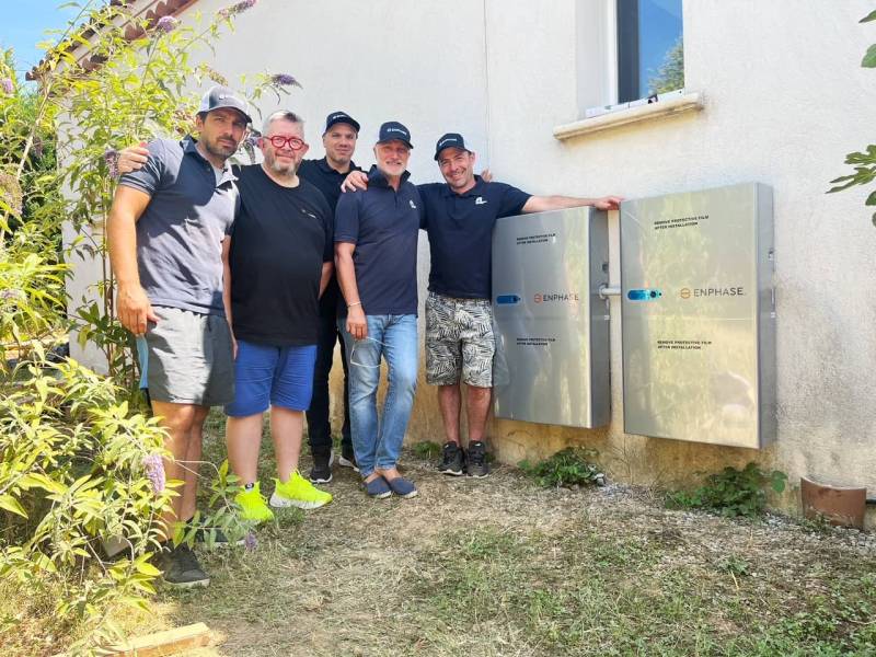 Technicien de Ciel Énergies Nouvelles installant une batterie Enphase dans le Var