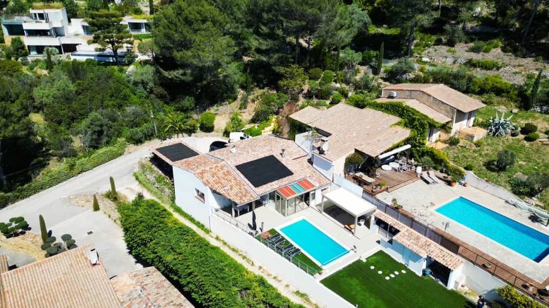 Installation photovoltaïque sur une maison provençale à Avignon, avec des panneaux solaires sur le toit et une piscine en premier plan, optimisée pour l'autoconsommation.