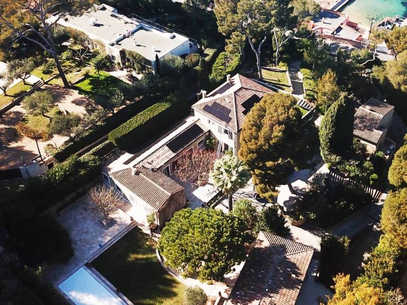 Installateur RGE ajustant l’inclinaison des panneaux à Toulon