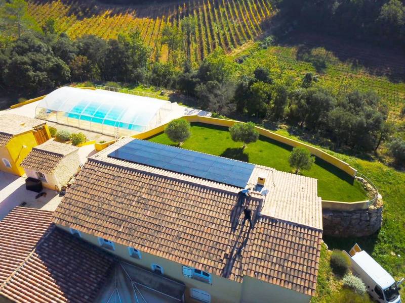 Installateur de panneau solaire à Brignoles en pleine action