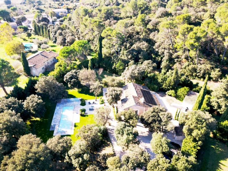 Équipe d'installateurs professionnels de Ciel Énergies Nouvelles en train de poser des panneaux solaires à Manosque, garantis 30 ans