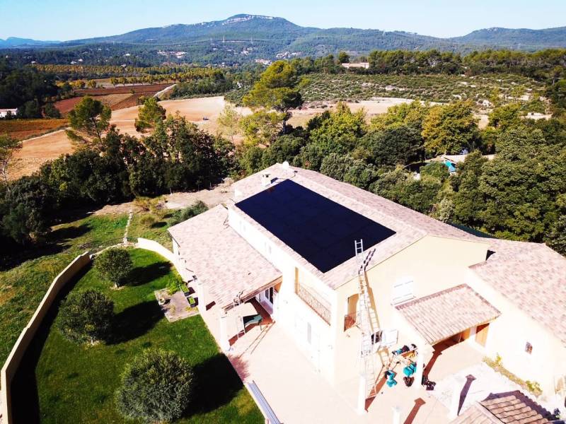 Panneaux solaires Sunpower P7 installés sur un toit à La Garde, garantissant une production énergétique optimale avec la technologie TopCon