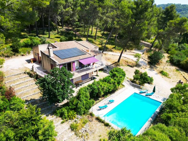 Installateur panneaux solaires RGE à Marseille – toiture équipée de panneaux SunPower sur maison avec piscine