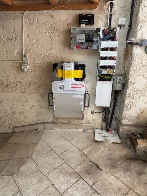 Batterie Enphase IQ Battery 5P montée au mur dans un garage résidentiel dans le Var