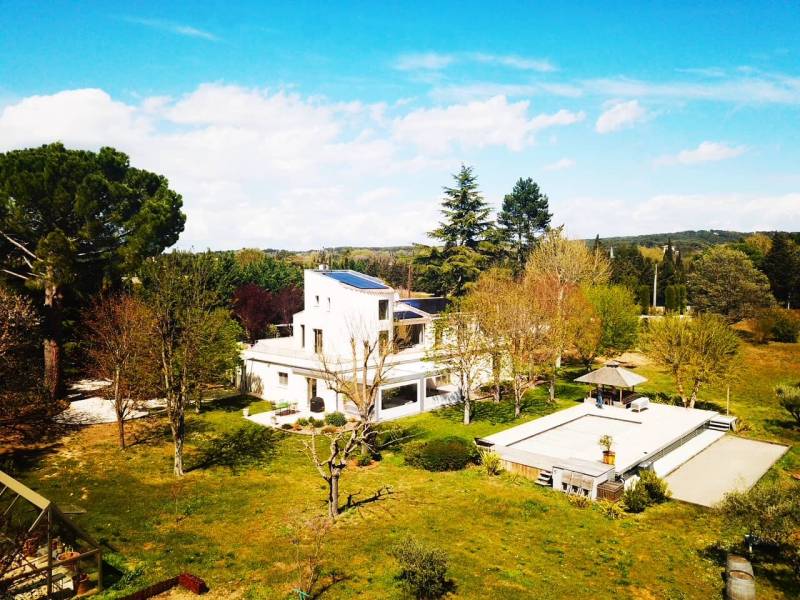 Panneaux solaires en fonctionnement sur une maison à Manosque, générant de l'énergie propre et réduisant la dépendance au réseau électrique