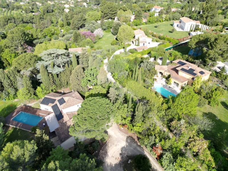 Équipe professionnelle installant des panneaux solaires sur une toiture dans le Var