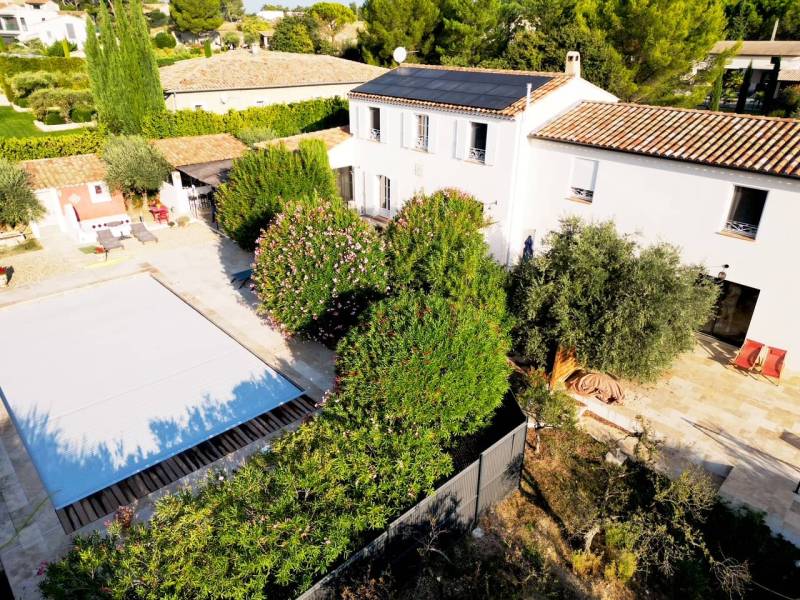 Installation de panneaux solaires sur une maison à Avignon quartier Saint-Ruf avec toiture inclinée