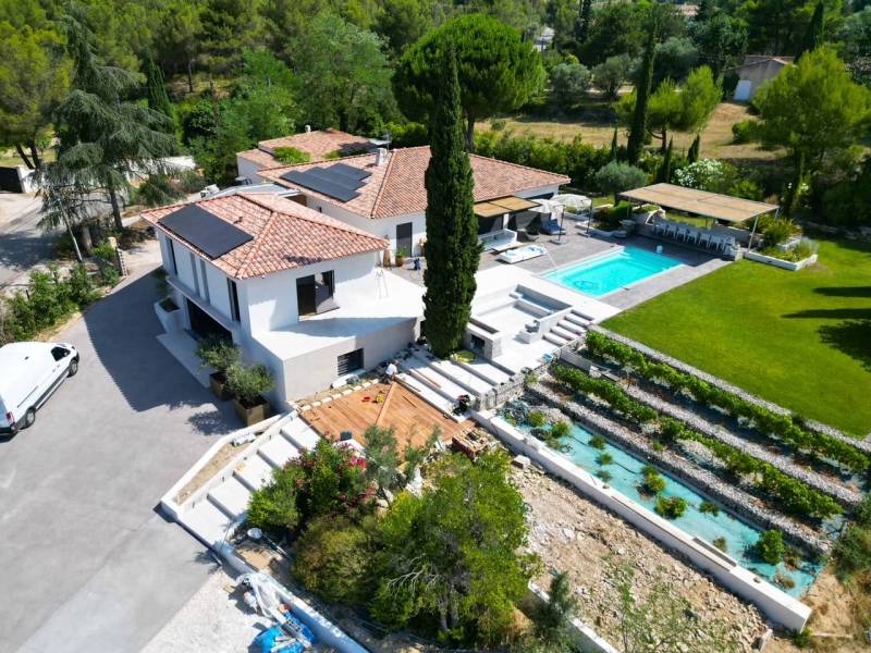 Installation de panneaux solaires sur villa blanche avec piscine à Avignon par Ciel Énergies Nouvelles