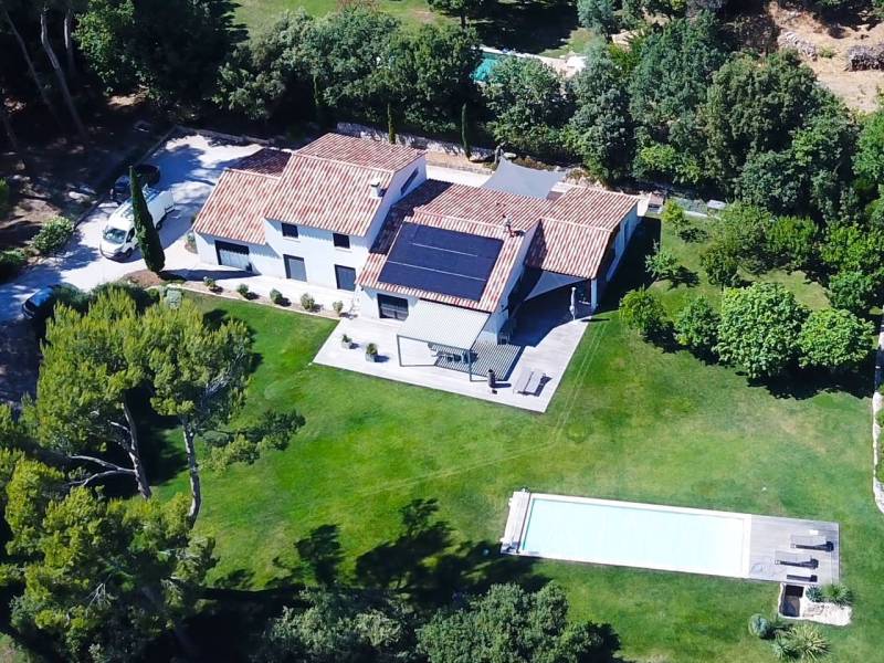 Installation de panneaux solaires sur une maison à toit en tuiles à Marseille