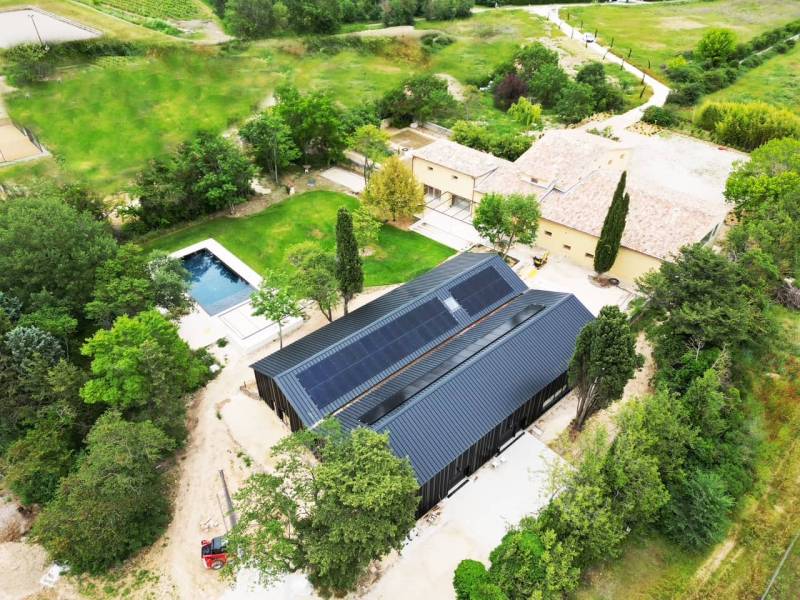 installation-panneaux-solaires-toiture-hangar-marseille.jpg Balise ALT : Installation de panneaux solaires sur hangar moderne à Marseille – photovoltaïque professionnel RGE