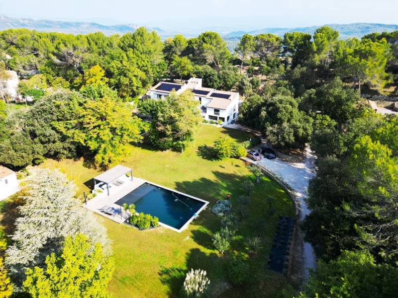 Installation de panneaux solaires avec batterie Atmoce sur villa moderne à Marseille par Ciel Énergies Nouvelles.