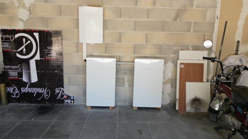 Installation photovoltaïque ATMOCE avec batterie solaire et backup alimentant la maison en cas de coupure, dans un garage résidentiel