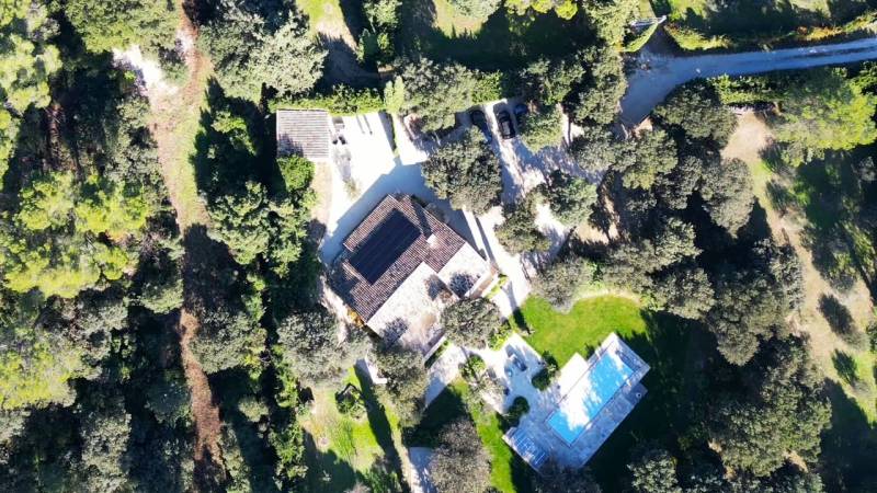 Vue aérienne d'une grande propriété avec installation photovoltaïque à Avignon, entourée de végétation, symbolisant un investissement énergétique durable