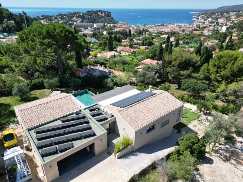 Vue aérienne d’une maison à Toulon équipée de panneaux solaires et batteries de stockage Atmoce installées par Ciel Énergies Nouvelles.
