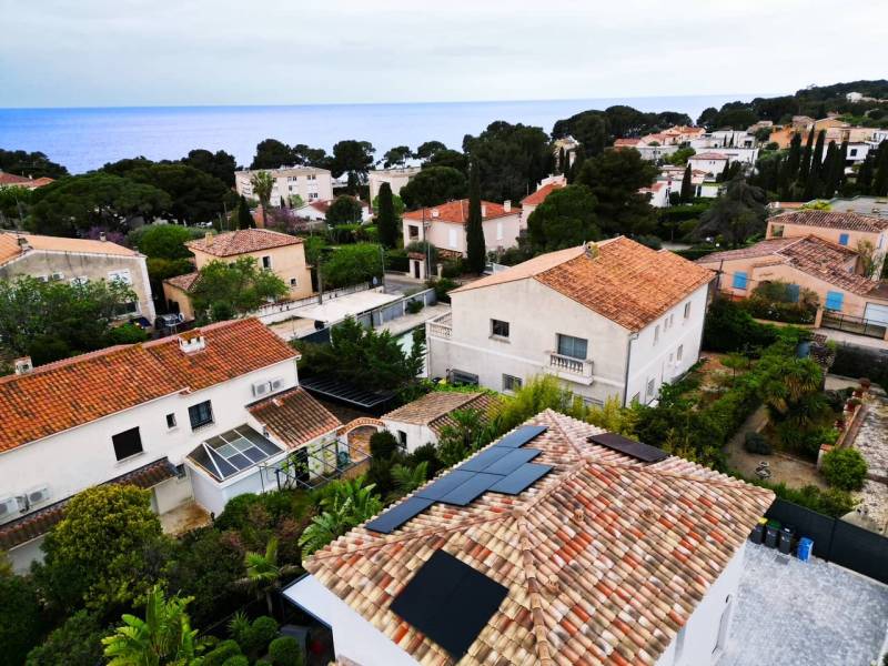 Exemple d'installation photovoltaïque à Toulon dans un quartier résidentiel