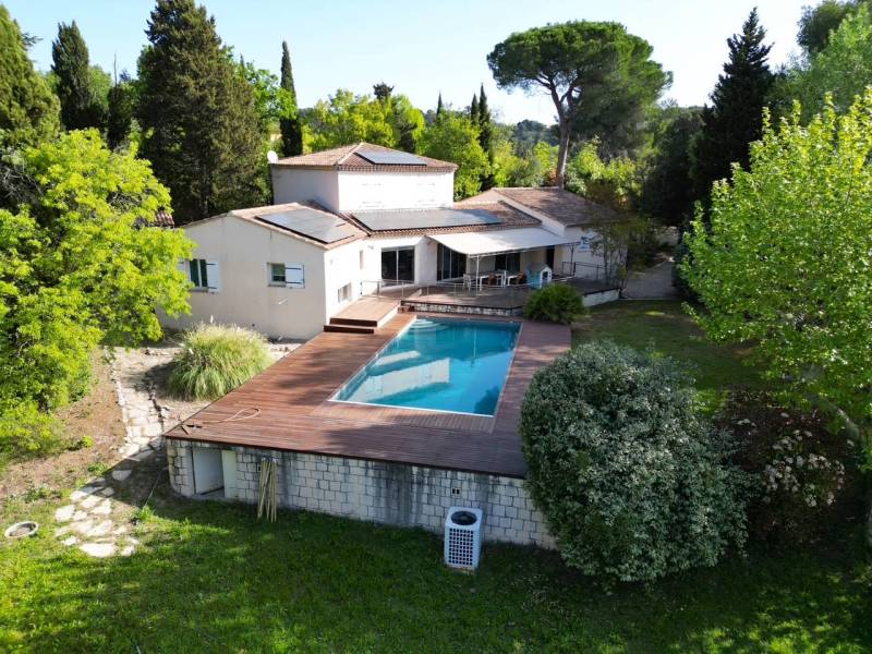 Maison avec piscine bois et panneaux photovoltaïques à Avignon – exemple d’installation solaire