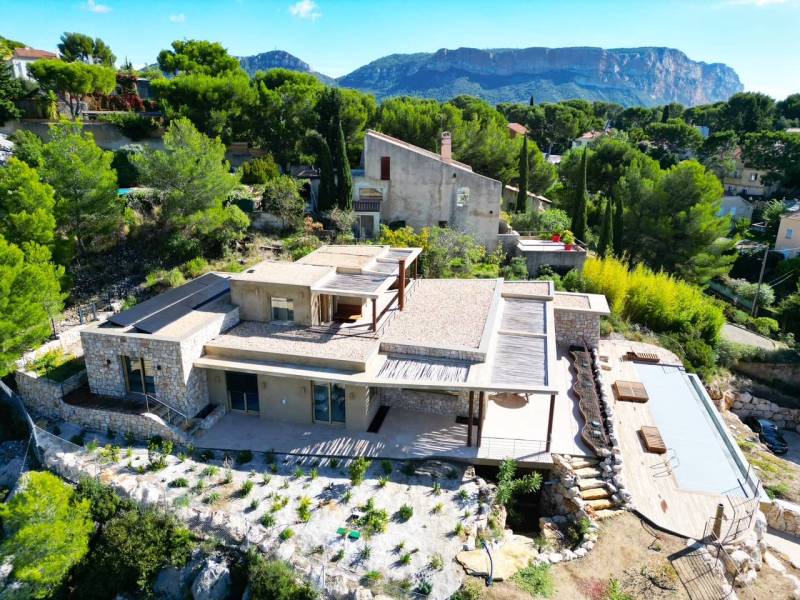 Installation solaire sur toit plat d’une villa contemporaine à Marseille