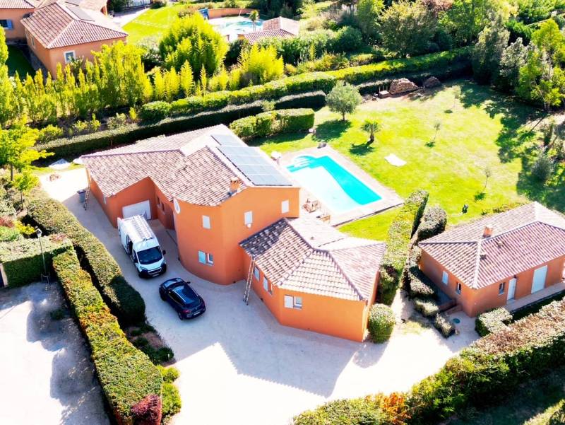 Installation solaire sur villa avec piscine à Avignon dans le Vaucluse, réalisée par un installateur RGE