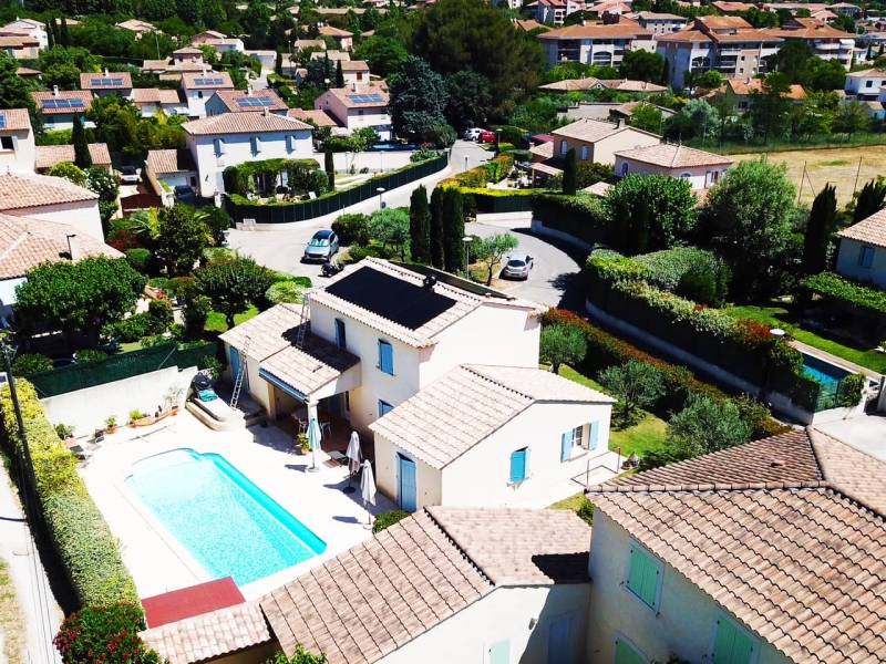 Maison équipée de panneaux photovoltaïques à Montfavet Avignon avec batterie de stockage solaire