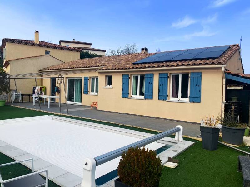 Panneaux solaires full black sur la toiture d'une maison individuelle avignonnaise, réduisant les factures d'électricité et augmentant la rentabilité