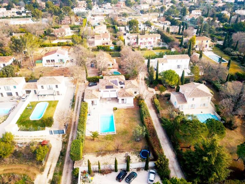 Vue aérienne d’une maison équipée d'une installation de panneaux solaires à Éguilles