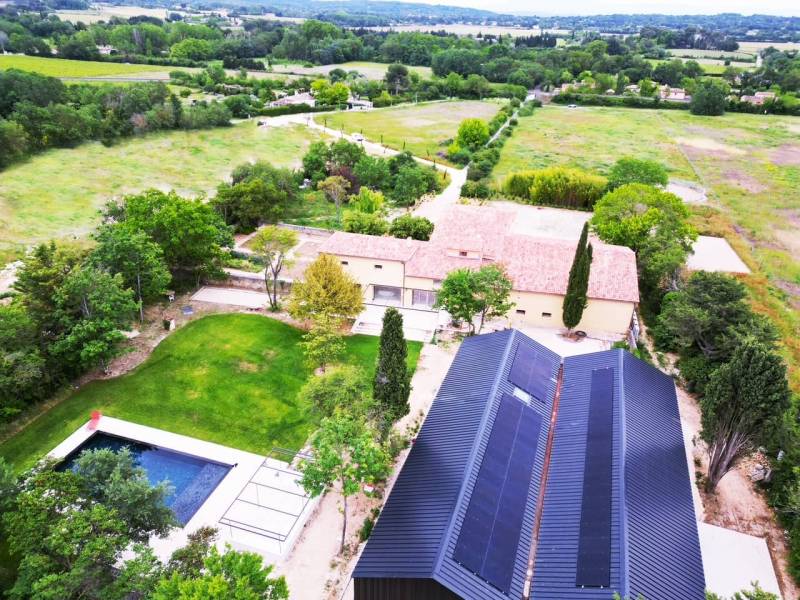 Maison avec piscine équipée de panneaux photovoltaïques à Marseille – installation solaire haut rendement