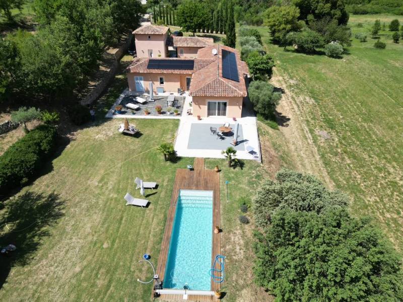 Maison avec panneaux solaires et piscine au cœur du Vaucluse – projet solaire résidentiel