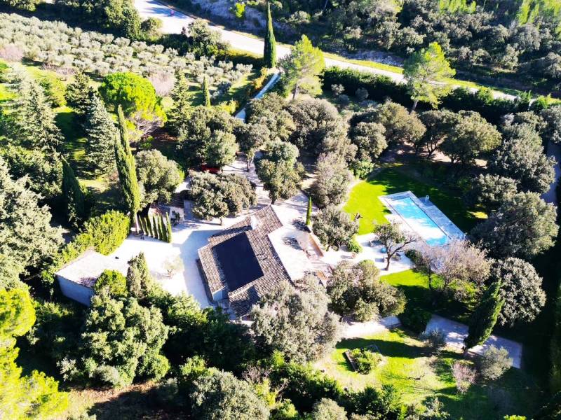 Maison provençale avec système solaire installé au cœur d’un domaine arboré à proximité d’Avignon.
