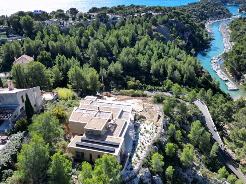 Panneaux solaires installés sur une villa avec vue sur la mer à Marseille par un installateur RGE