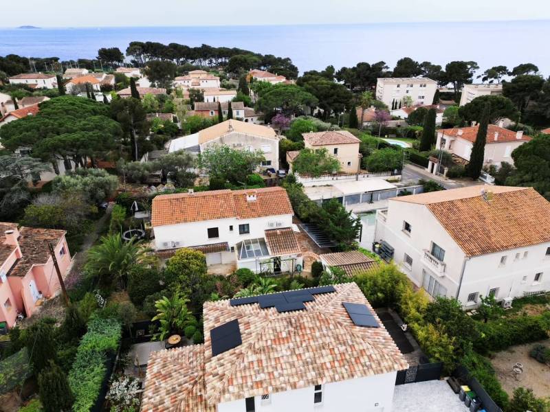 Panneaux photovoltaïques Sunpower avec vue sur mer à Toulon