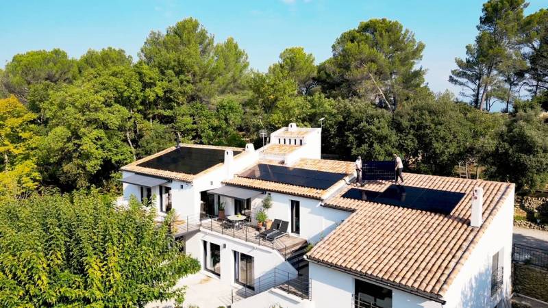 Techniciens Ciel Énergies Nouvelles posant des panneaux solaires sur une toiture à Marseille.