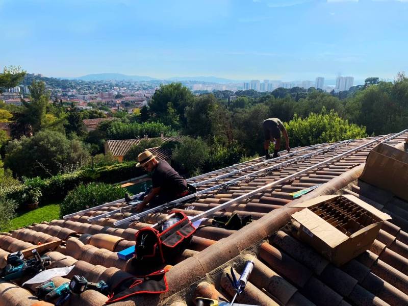 Techniciens en cours de pose sur la toiture