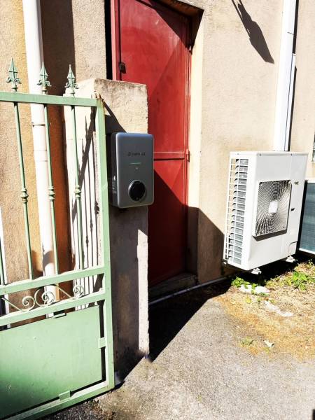 Recharge d’une voiture électrique avec l’énergie solaire via la borne Enphase IQ, installation Ciel Énergies Nouvelles