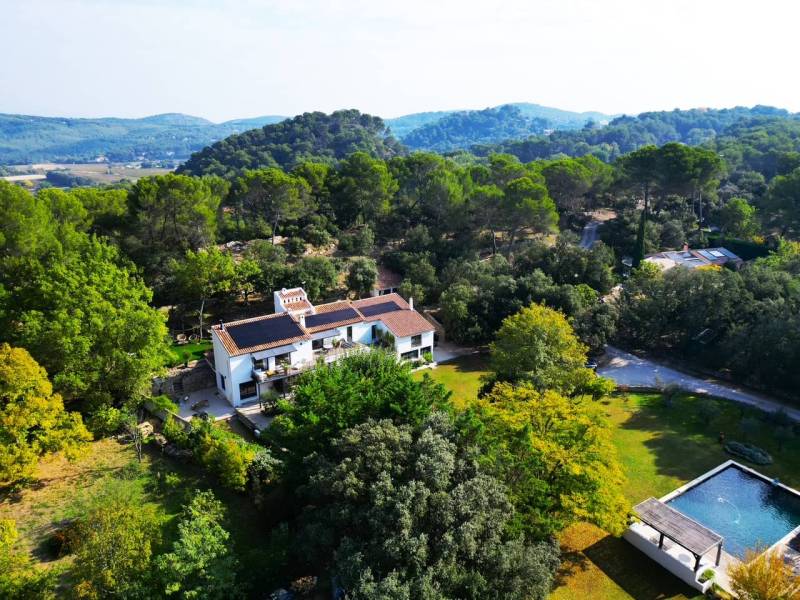 Vue aérienne d’une maison équipée de panneaux solaires en Provence avec Ciel Énergies Nouvelles.